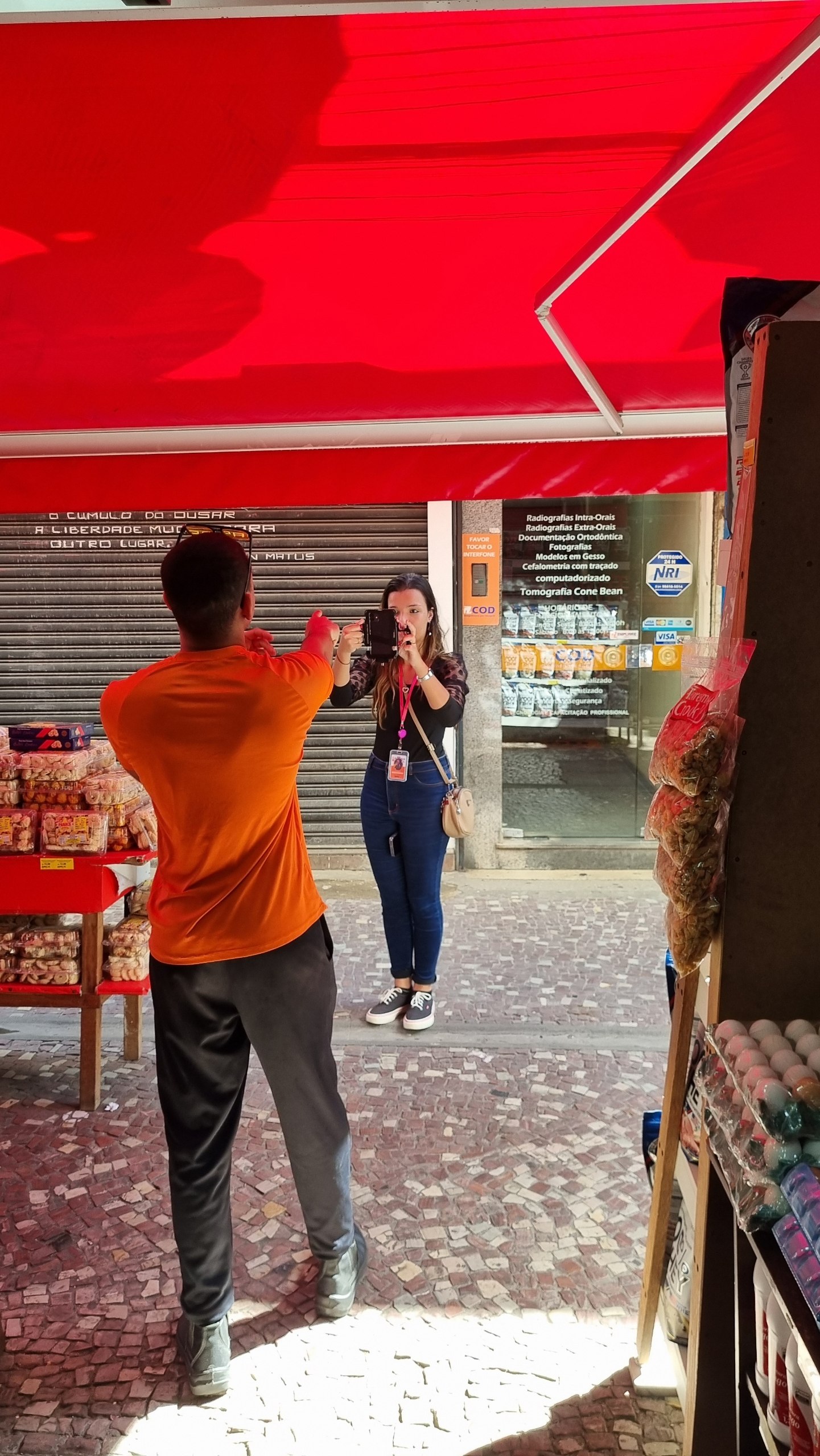 Bastidores de produção audiovisual em loja de roupas