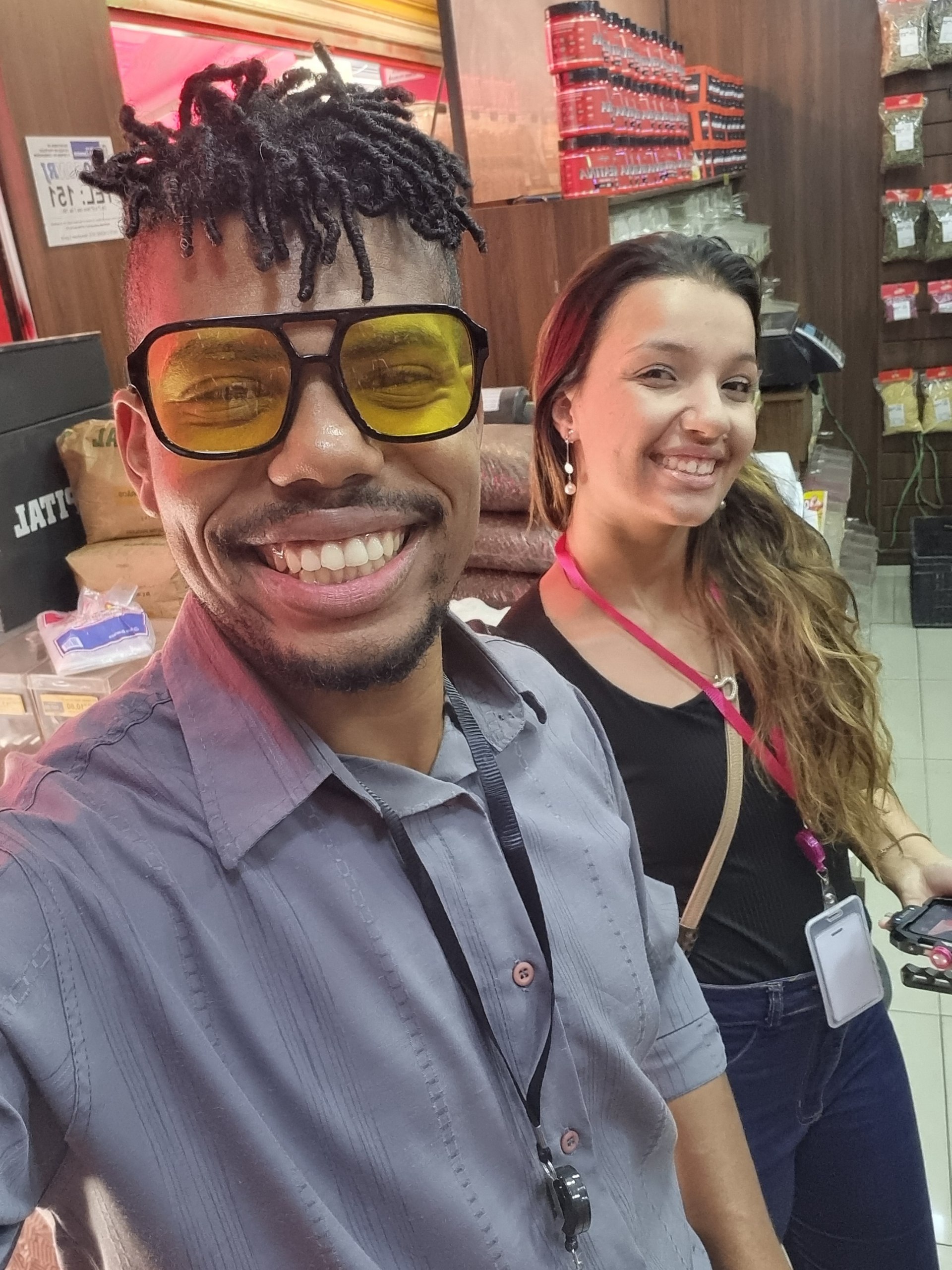 Gravação na entrada de comércio local no Rio de Janeiro