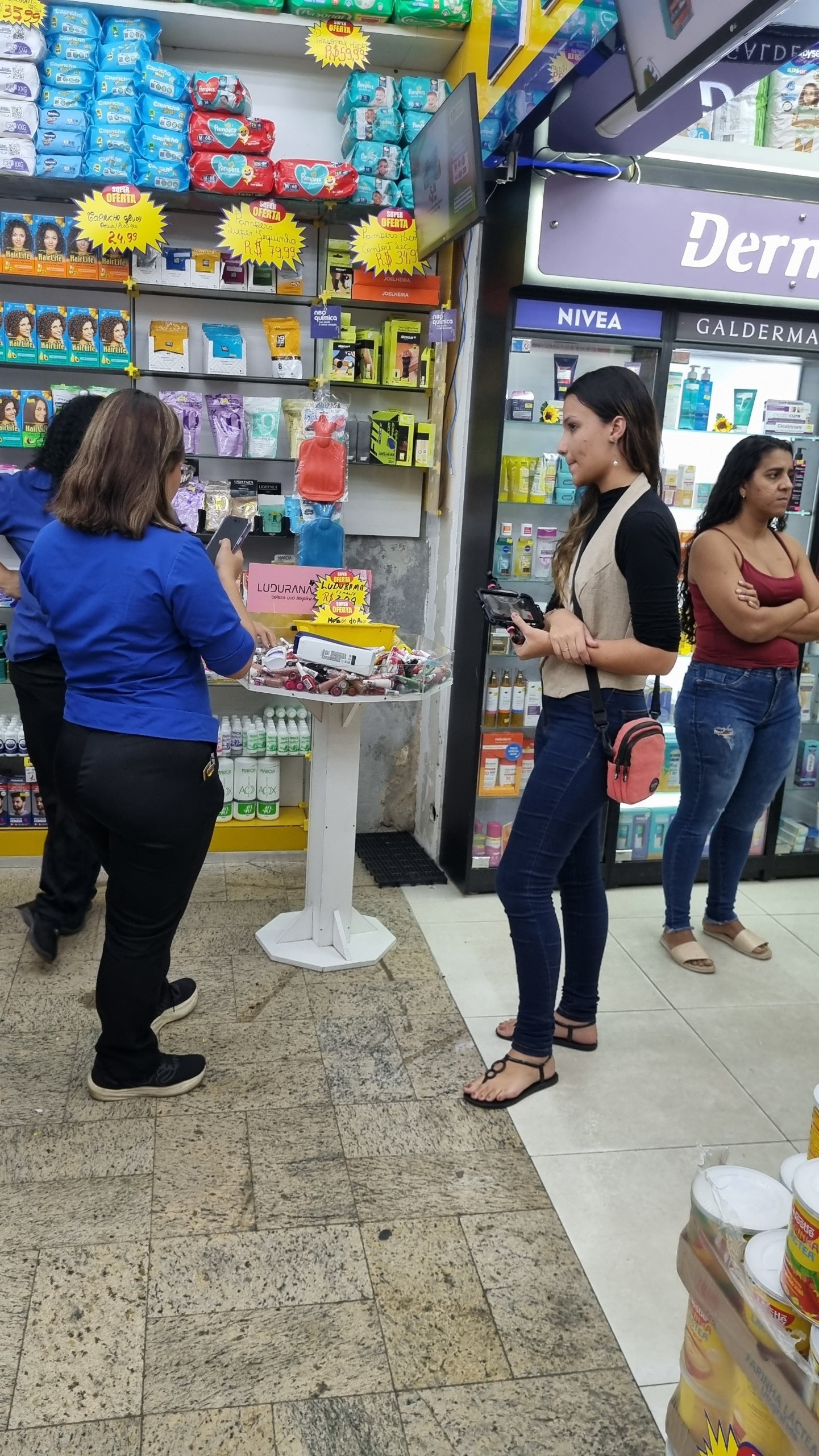 Videomaker da Agora Digital com credencial produzindo conteúdo